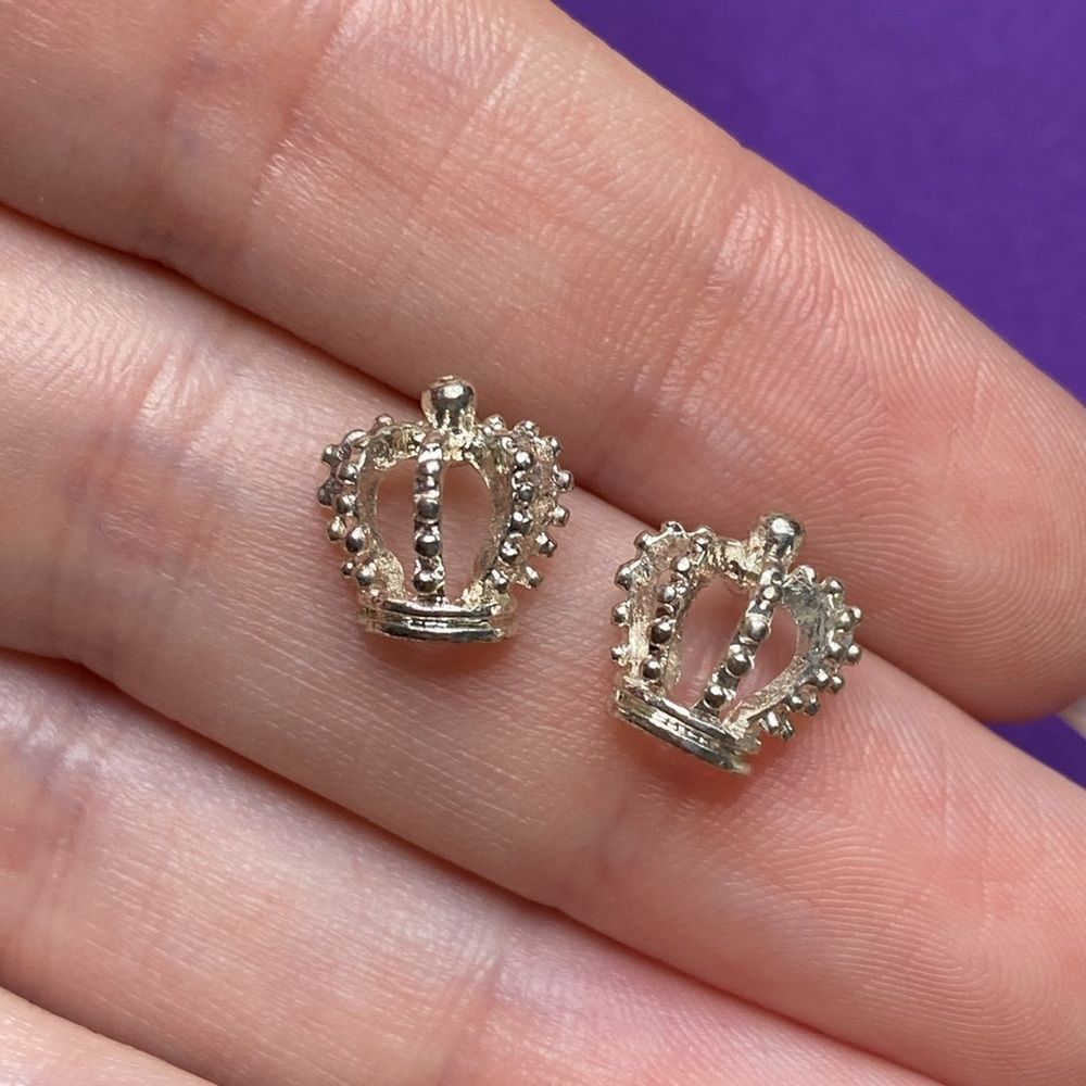💛 Classic Silver Tone Crown Earrings - Picture 4 of 4